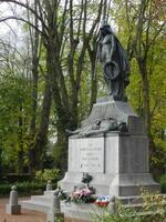 Monument aux morts de la Grande Guerre, ou « La France douloureuse à ses fils glorieux » – Le Cateau-Cambrésis